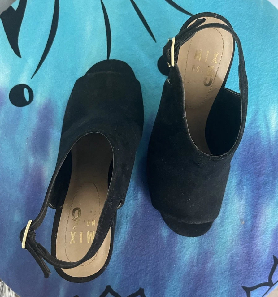 Mix No. 6 tacones negros con punta abierta Foto 3 de 4
