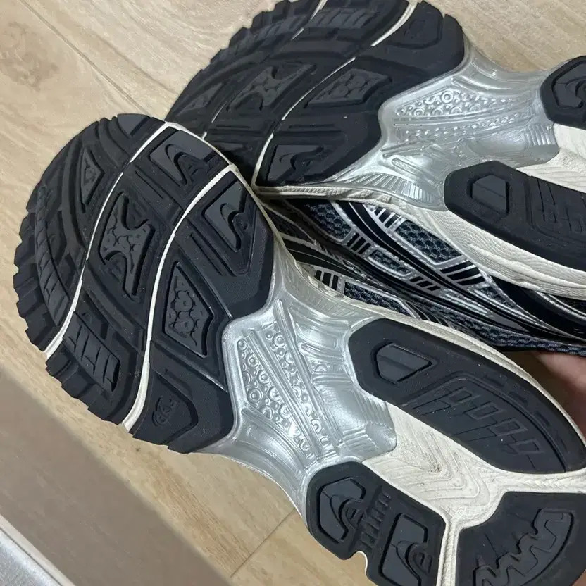 Asics Gel Kayano 14 Silver Running Shoes - Size 260, Pre-Owned thumbnail 2