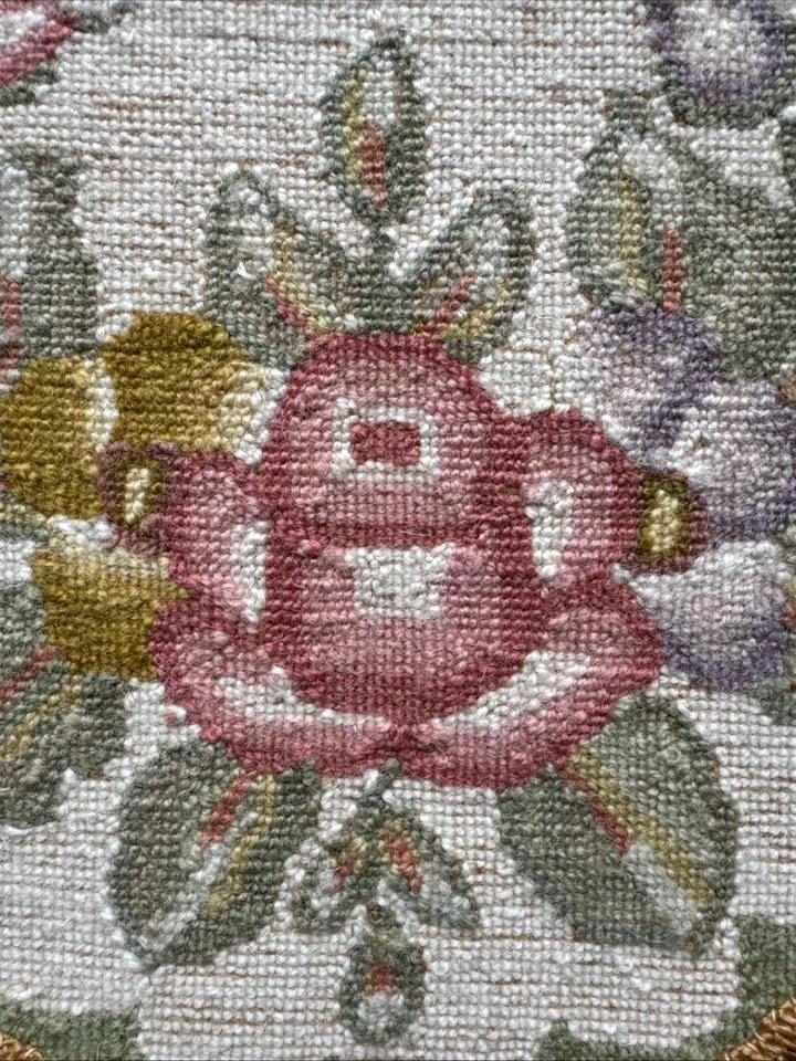 VINTAGE NEEDLEPOINT WOOL doiley round embroidery 1940s table mat - Image 4 of 4