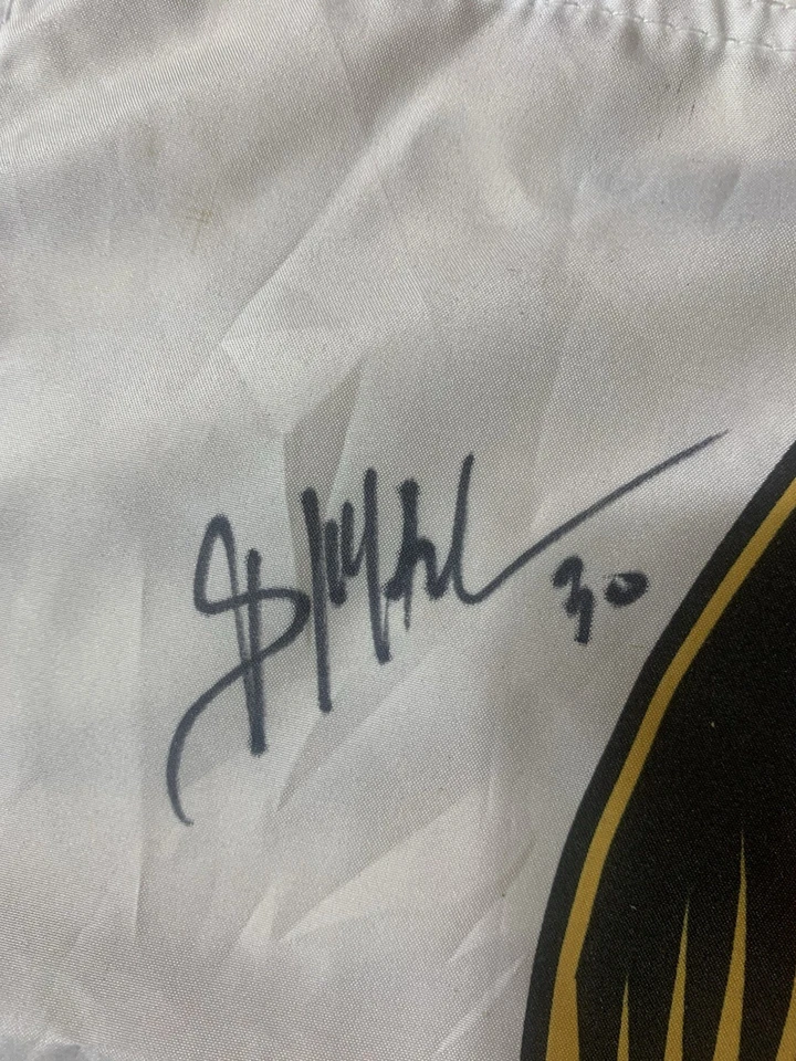 Bandera firmada por Darrell Green, Art Monk, Doug Williams, Jeff Bostic Ruta 281 Salón de la fama Foto 4 de 4