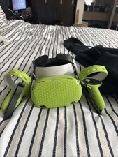 Oculus Meta Quest 2 64GB Pre Owned Both Controllers Working