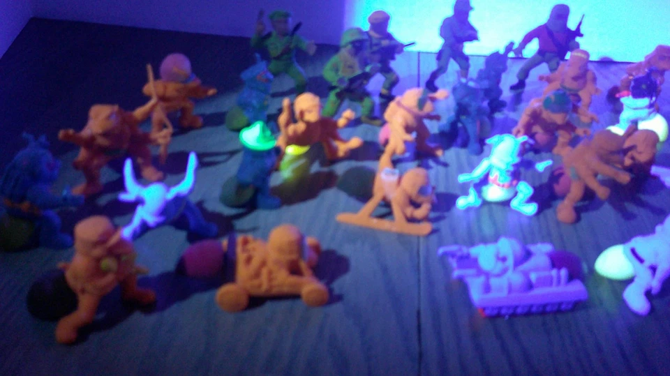Hormigas del ejército Hasbro 1987 vintage 30 hormigas azules y naranjas 5 humanos brillan luz UV Z157 Foto 4 de 4