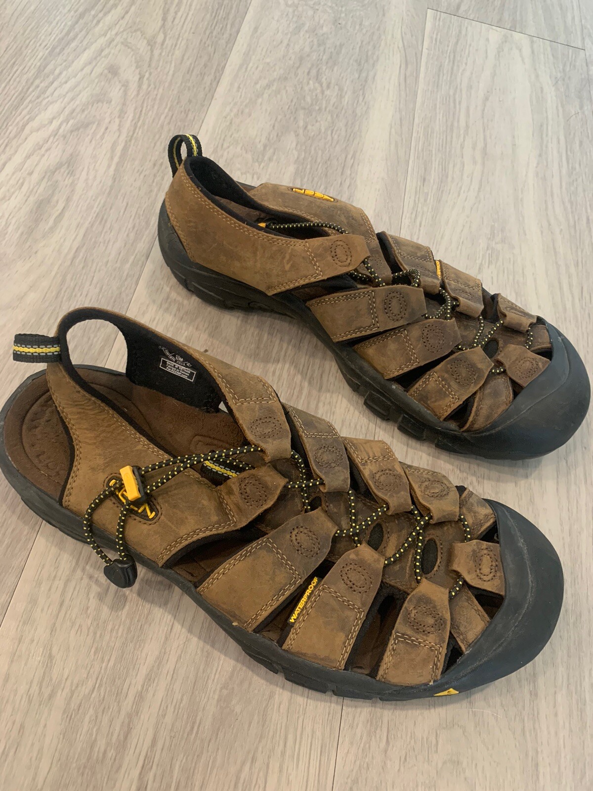 Sandali da trekking sportivi impermeabili in pelle marrone Keen Newport taglia 11 5 abbigliamento attivo