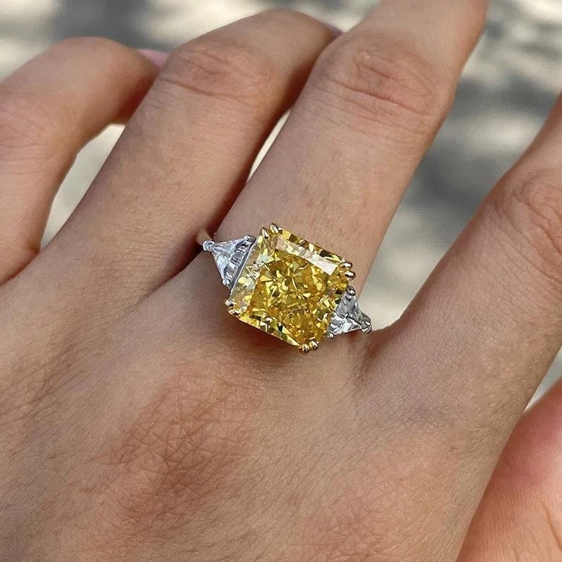 Alianza de diamantes de zafiro amarillo natural talla princesa de 5,00 quilates de oro blanco de 14 quilates Foto 3 de 4