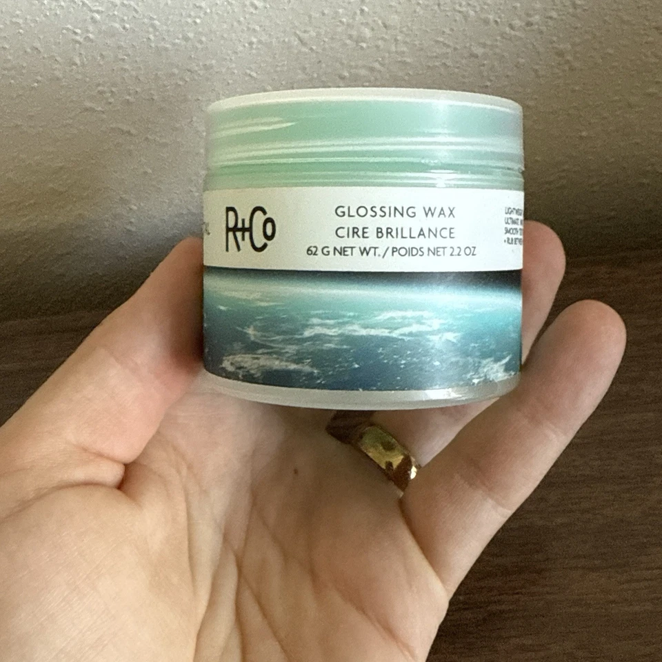 Cera brillante R+Co Continental 2,2 oz Foto 3 de 4