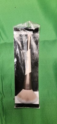 Sassy + Chic professional quality makeup brush     ..
