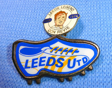 LEEDS UNITED   (2)  -   VINTAGE  COLLECTABLE   BADGES   (1)  COFFER