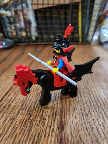 CLASSIC LEGO KINGDOMS CASTLE FANTASY DRAGON KNIGHT, HELMET, SPEAR, WINGED HORSE