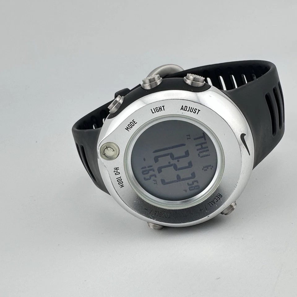 Reloj digital cronógrafo de cuarzo Nike para hombre WA0018 WG88-0010 Oregon banda negra. Foto 4 de 4