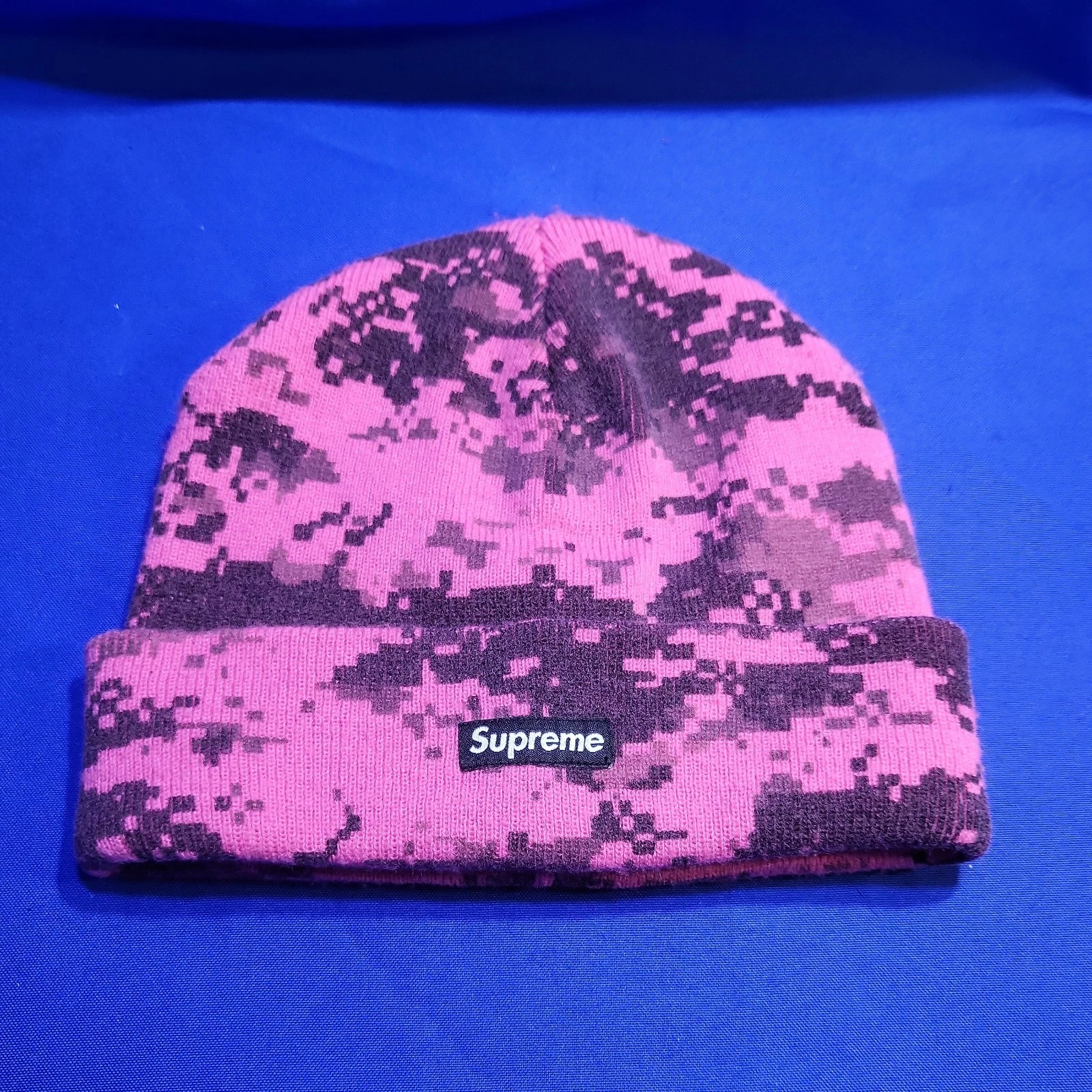 Bonnet camouflage numérique rose SUPREME marque streetwear japonaise FW17 boîte logo