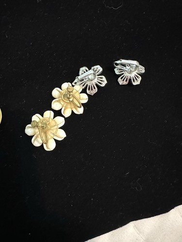 Vintage Lot Sarah Coventry Clip on Earrings Flower Black Enamel Onyx Tone She’ll - Picture 8 of 8