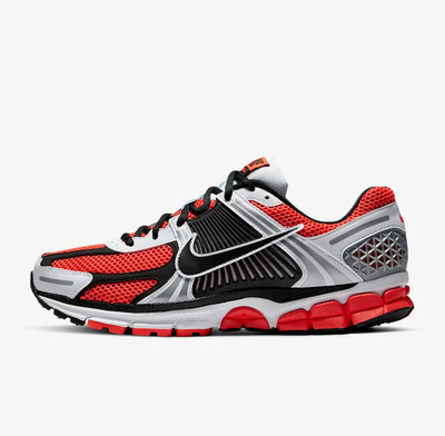 Nike Zoom Vomero 5 in Silber Schwarz und Rot alle Größen Limited Stock