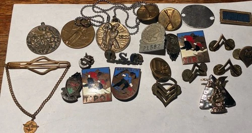 Lot of WW2, US Military & Related Items. Badges, Pins and Buttons