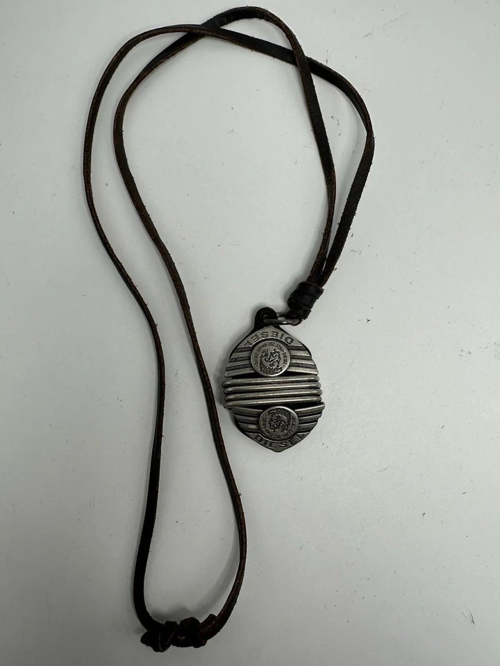 Collar colgante marca Diesel para hombre solo el valiente cuero 17" H7 Foto 2 de 3