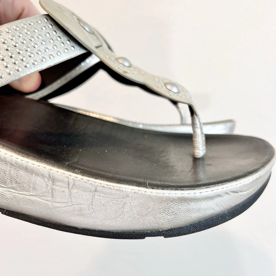 Sandálias FitFlop Fino Glitterdust metálicas prata cravejada biqueira pós conforto 8 - Imagem 4 de 4