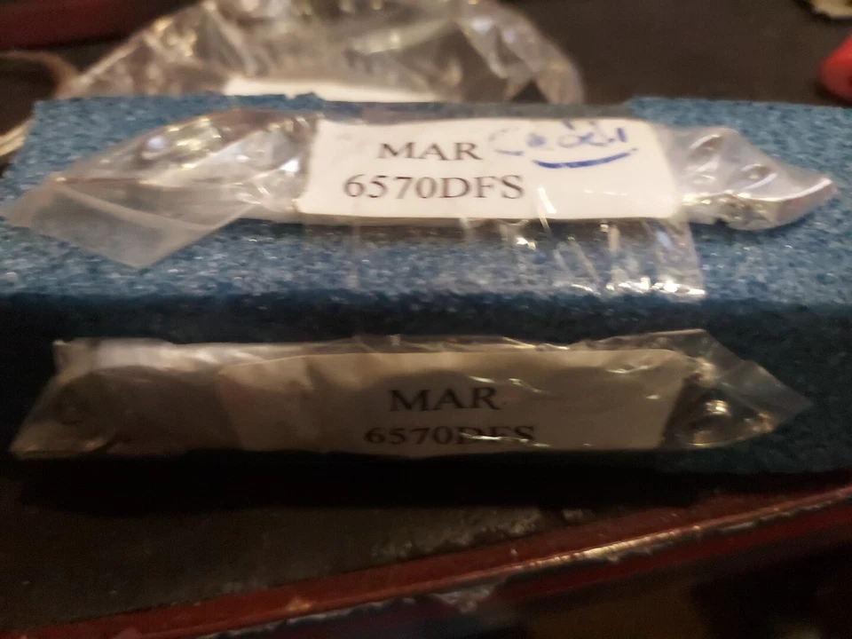 Комплект из двух отделочных деталей задней четверти крыла с эмблемой модели Cadillac DeVille 1965-1970 годов выпуска - Изображение 4 из 4