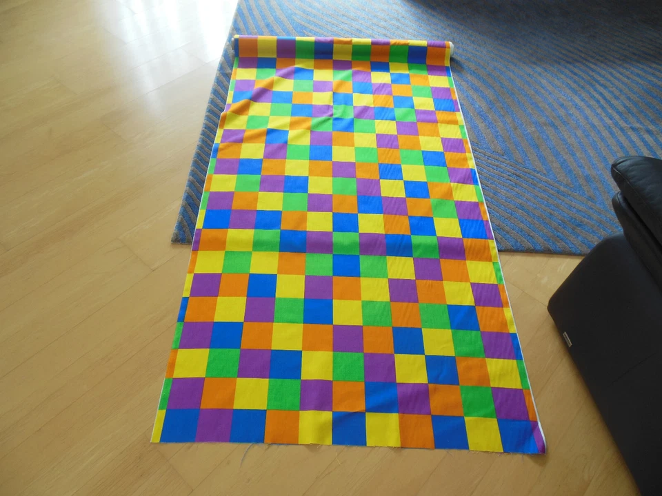 Karierter Stoff, gut 6 Meter lang / 90cm breit, in sehr gutem Zustand