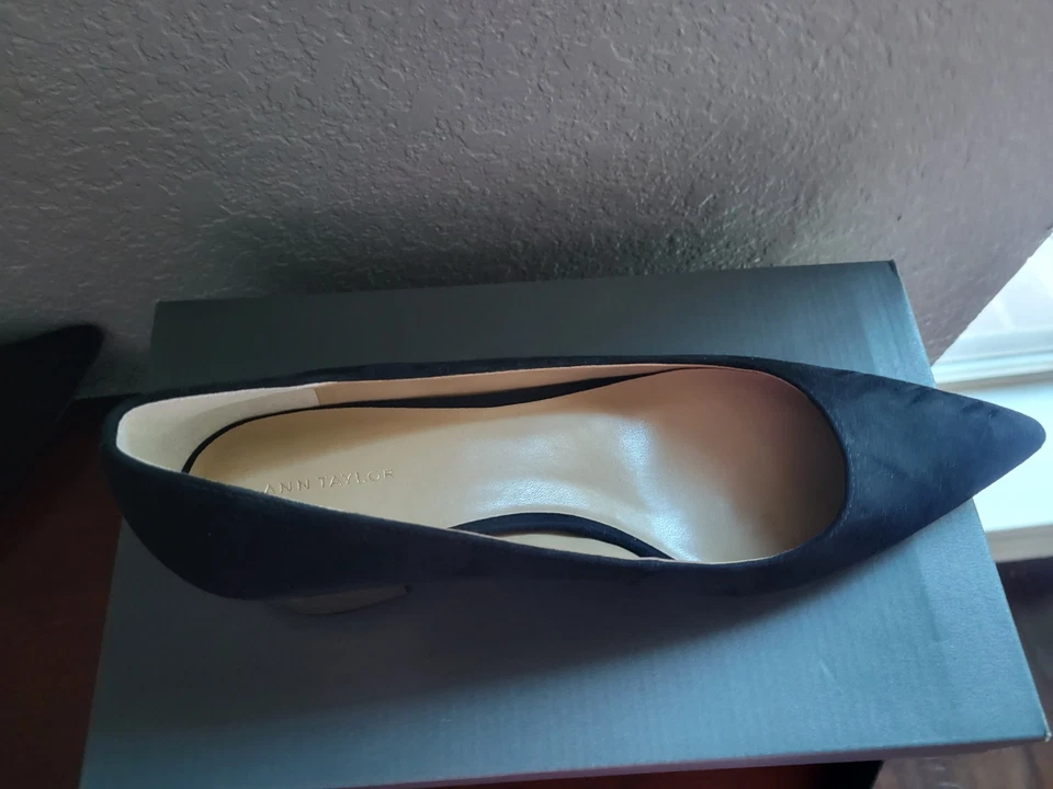 Zapatos de salón Ann Taylor para mujer de gamuza negros con tacón dorado - 9,5 Foto 4 de 4