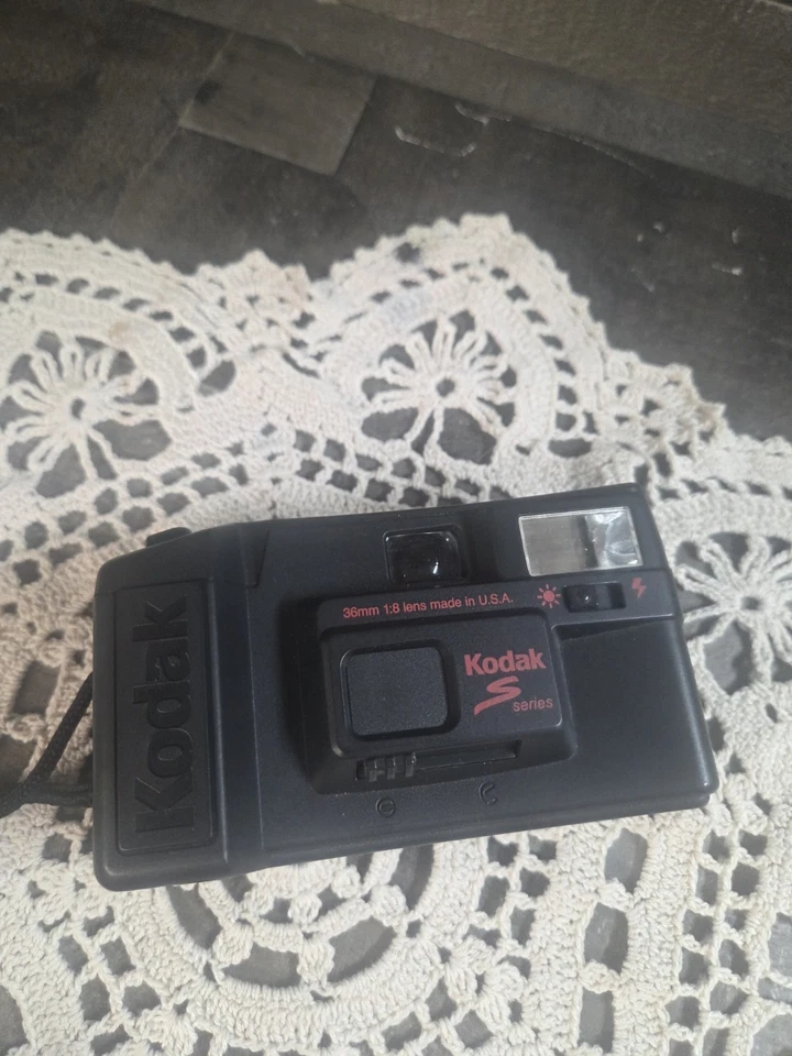 De colección Años 80 Kodak Serie S10 35mm Cámara Flash Electrónico Enfoque Disparo Gratis Sin Probar Foto 3 de 4