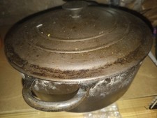 Cocotte ancienne en fonte avec couvercle – Le creuset E