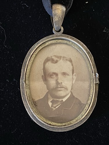 Ein frühes edwardianisches dekoratives Messing Medaillon mit Foto eines hübschen Mannes um 1900