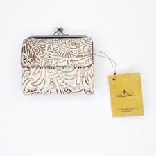 NWT Patricia Nash Astor White  embossed leather wallet, R$79