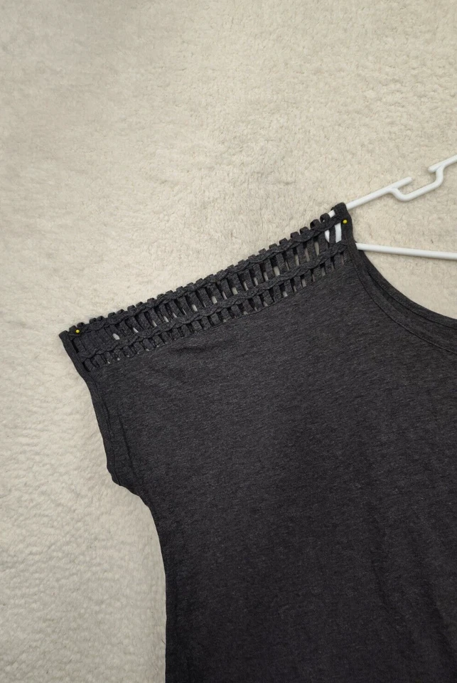 Camisa informal Torrid para mujer Top 4 gris mezcla de algodón manga corta fuera de un hombro Foto 3 de 4