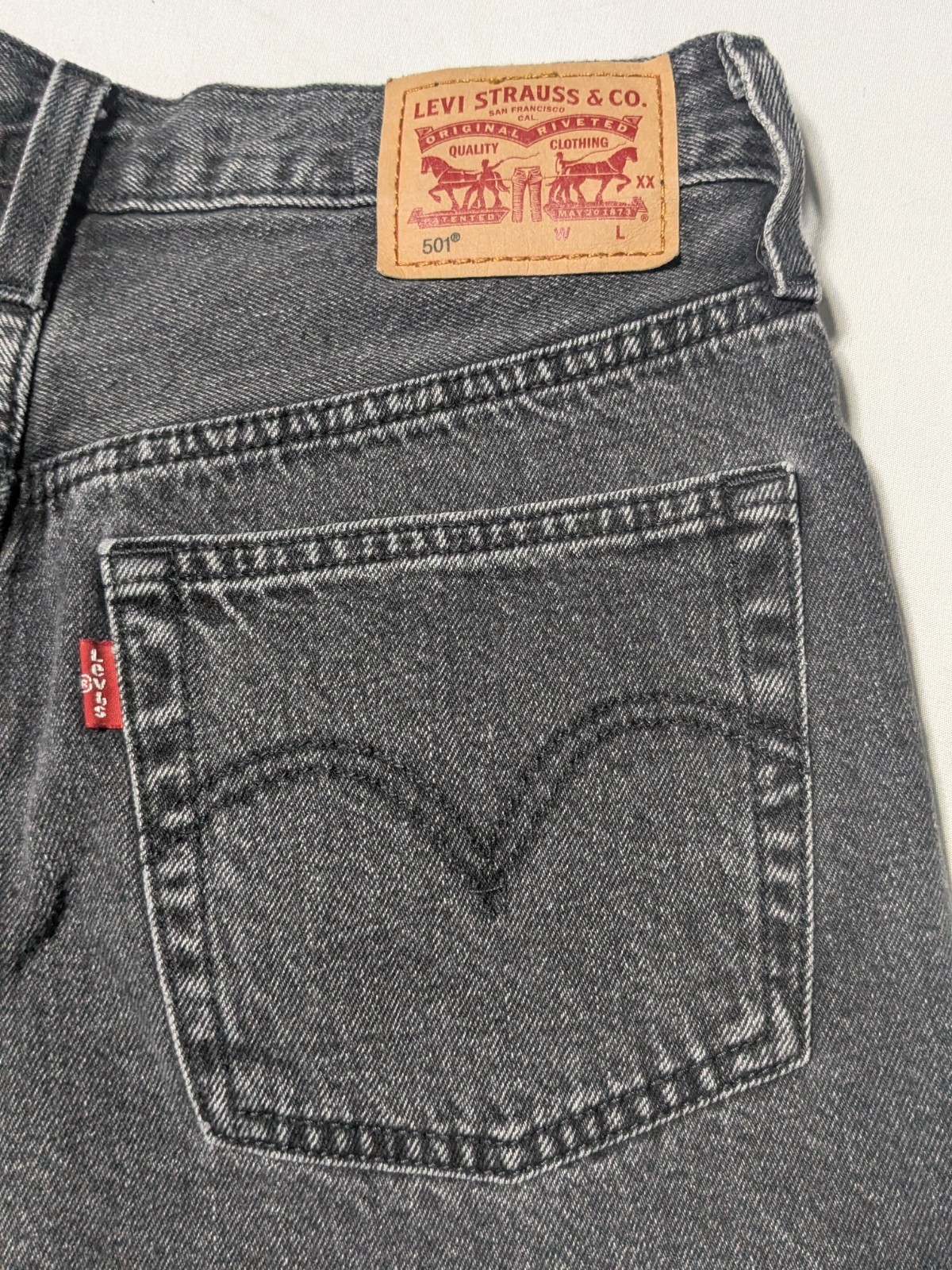 LEVIS 501 Cut-Off Button-Fly Charcoal Stretch Denim Jean Shorts - Women 26 thumbnail 2