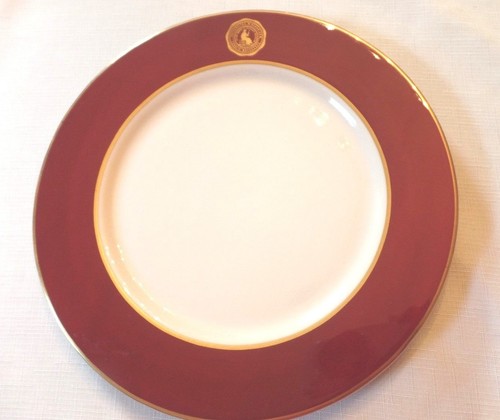 Buffalo China White & Maroon Plate Universitas M'Kendriane Condita MDCCCXXXV - Picture 7 of 7