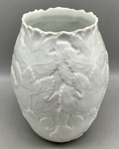 VTG Furstenberg Germany White Glazed Porcelain “Leaf Motif” Relief Vase 6” H - Picture 9 of 13