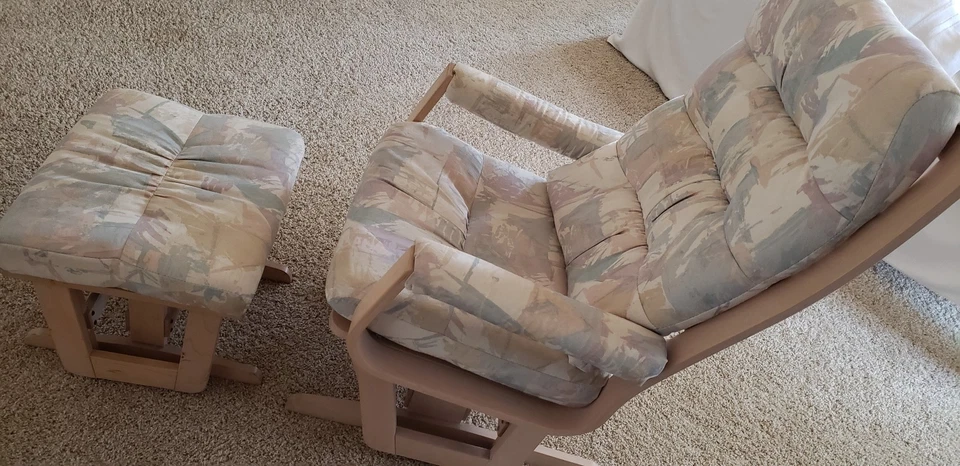 Dutailier Glider/Nursing w/ Gliding Chair w/ Ottoman - Image 4 of 4