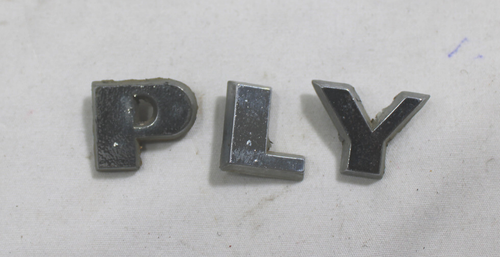 1949 PLYMOUTH DELUXE SCRIPT/EMBLEM-EXTERIOR FRONT HOOD - Foto 2 di 10