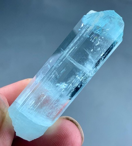 79 Carat Natural Aquamarine Crystal Specimen from Skardu Pakistan – Rare Color - Picture 6 of 11