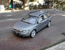 2004 VOLVO V50 ESTATE - 1/43 MINICHAMPS - DEALER EDITION