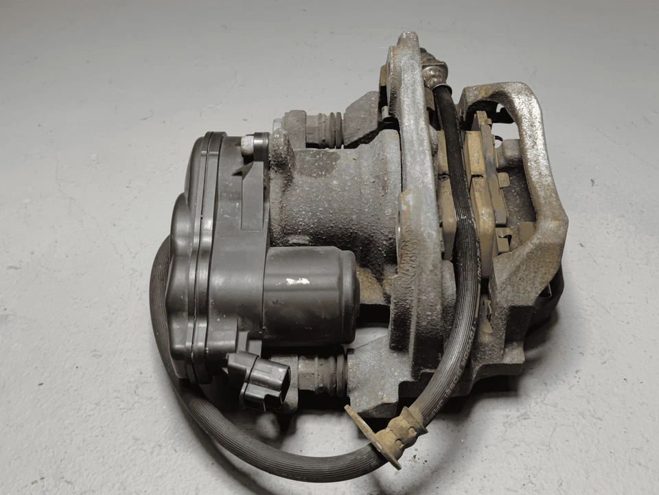 Pinza de freno de disco lateral del pasajero trasero Toyota RAV4 2019-2025 AWD con actuador OEM Foto 3 de 4