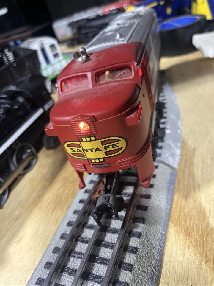 LIONEL O GAUGE TRAIN SANTA FEDIESEL LOCOMOTIVE 8913 - Image 2 of 4