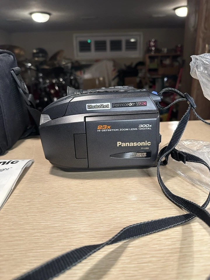 PANASONIC Palmcorder PV-L858D VHS-C Photoshot Camcorder W/Bag Charger/Cables Tes - Image 3 of 4