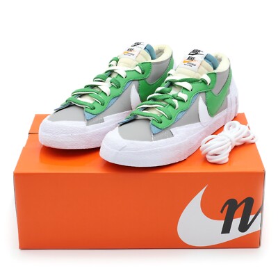 DD1877-001 sacai Nike Blazer Low Classic Green Medium Grey White Blue (Herren)