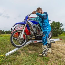 Portamotos para Enganche con Rampa, Aluminio, 180 kg, Antivibración.