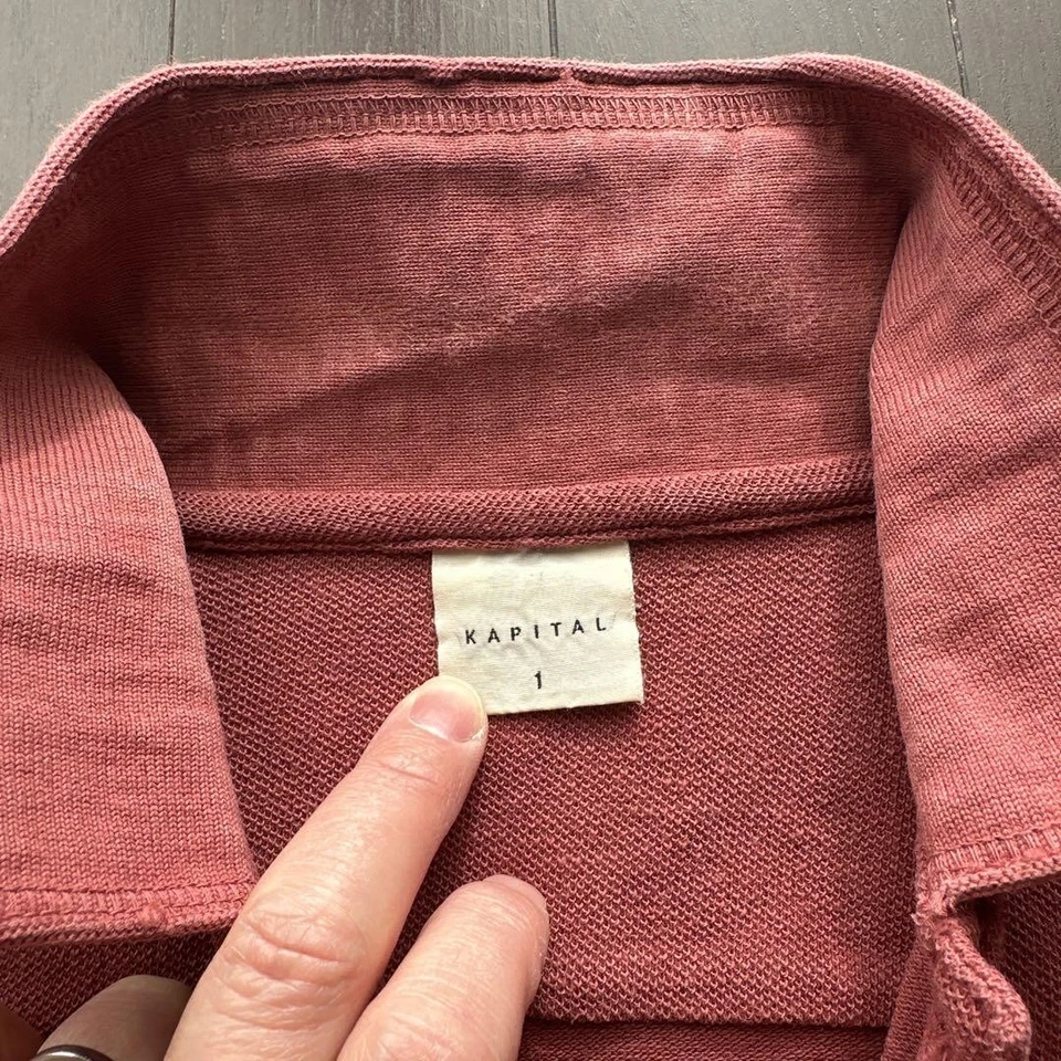 CAMISA POLO KAPITAL ROJA USADA CON LOGO BORDADO, MANGA CORTA BUENA Foto 4 de 4