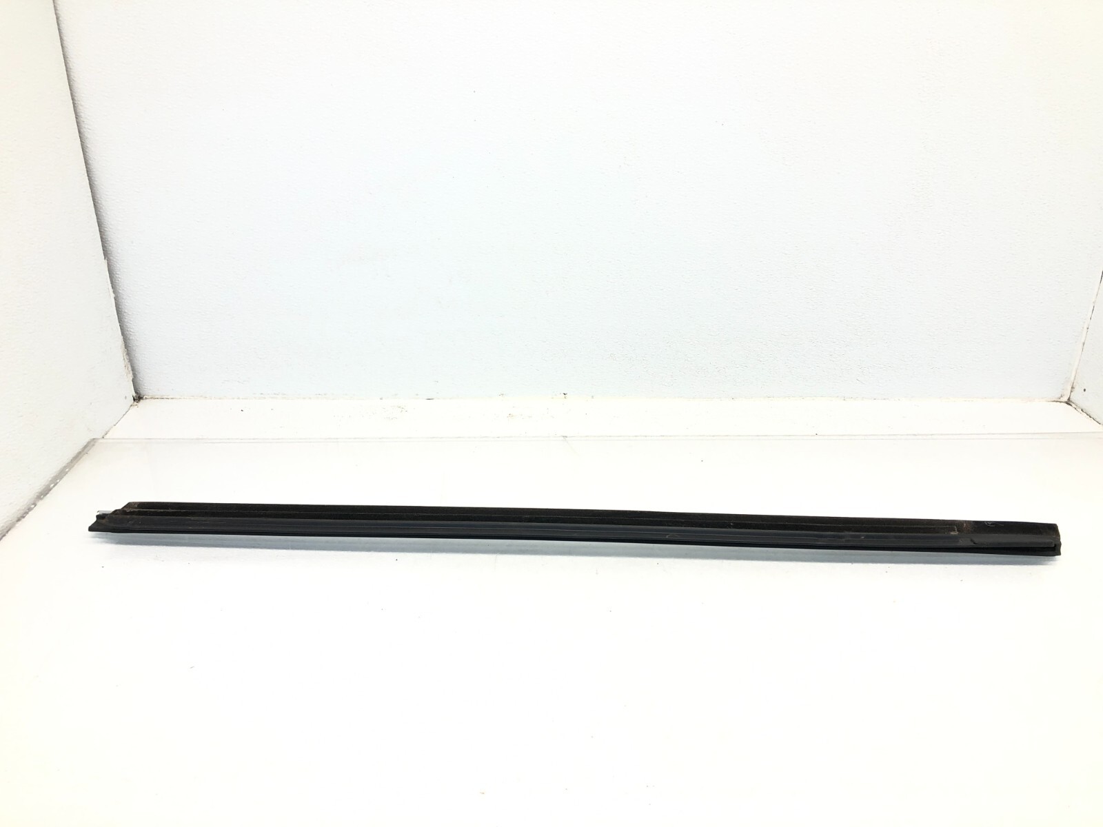 2017-2020 MASERATI LEVANTE RIGHT PASS FRONT DOOR WINDOW BELT MOLDING TRIM OEM