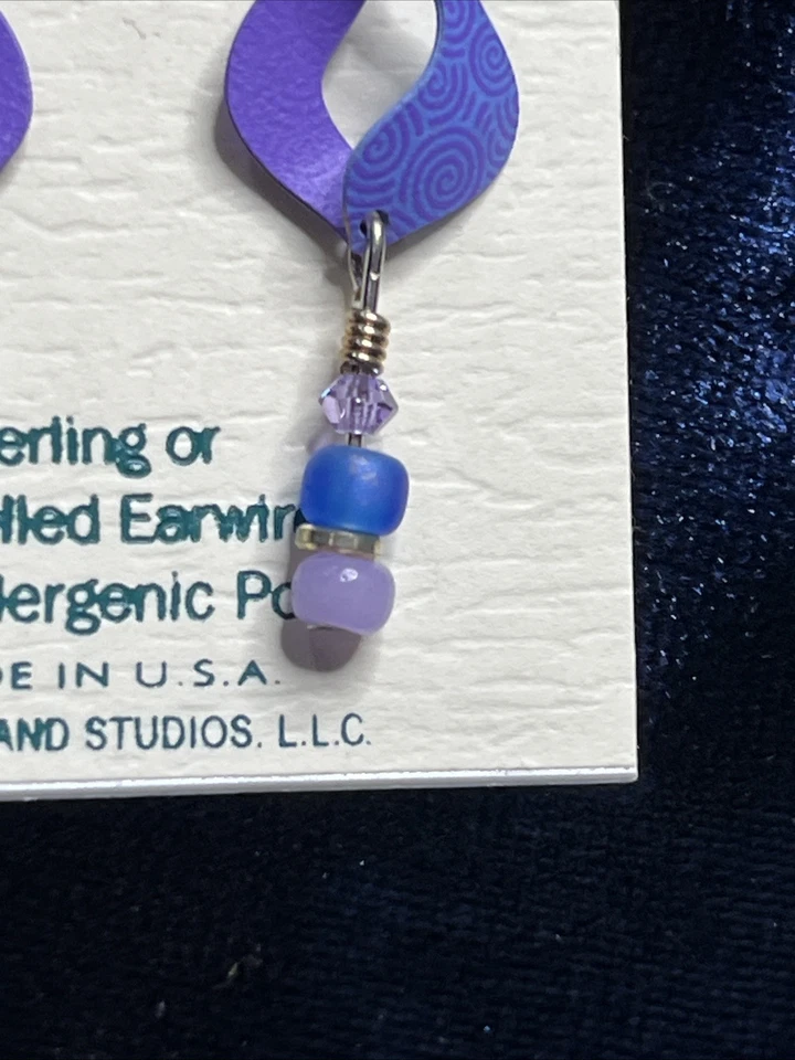 Pendientes Adajio Pendientes Remolino Azul y Periwinkle con Acentos de Cuentas Foto 3 de 3