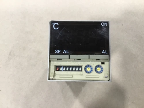 Omron E5CS-Q1G Temperature Controler With P3GA-11 Base #005E19