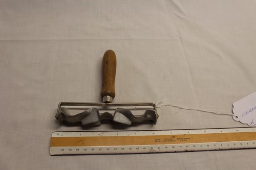 Vintage Pastry Cutting Roller Cast Aluminum Roller Wooden Handle Pat 2099286 USA - Picture 3 of 4