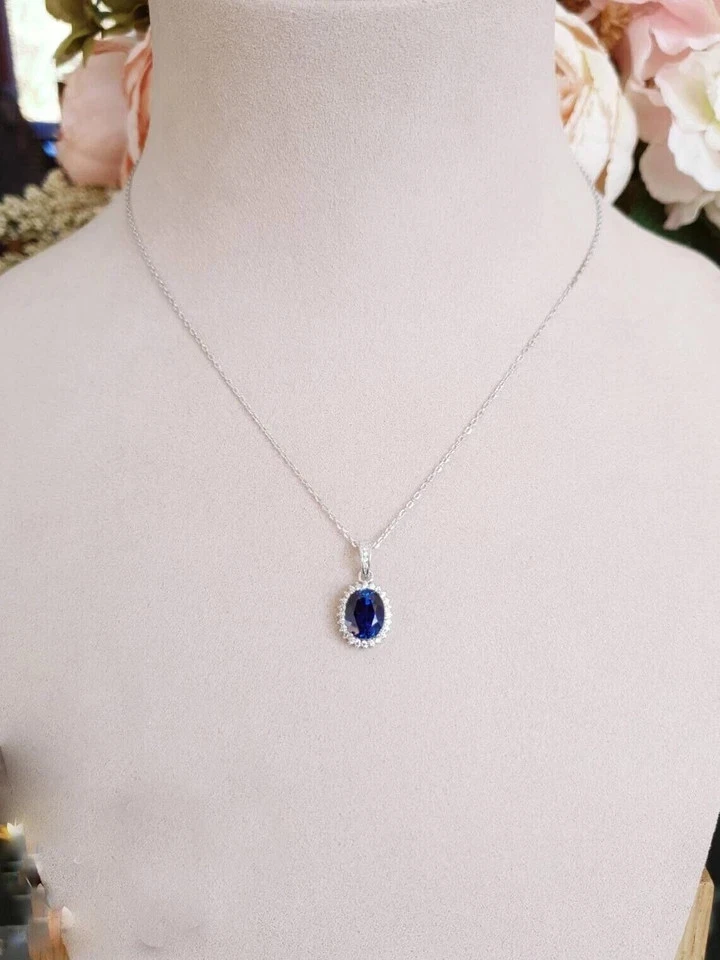 Colgante de halo de zafiro azul con halo ovalado de 3 quilates creado en laboratorio cadena libre de oro blanco de 14 quilates Foto 3 de 4
