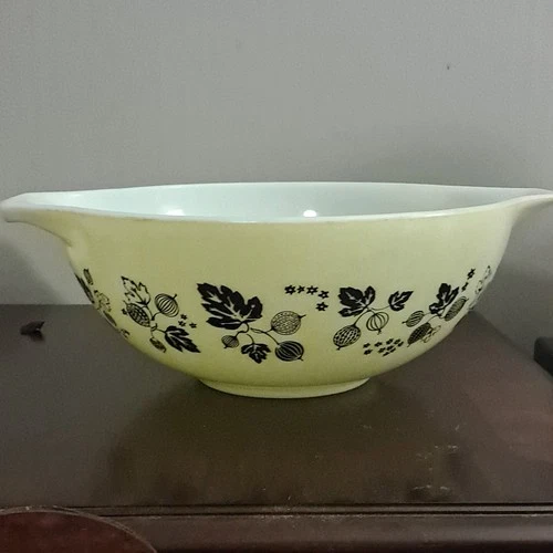New ListingPyrex 444 Gooseberry Yellow 4 Qt Large Cinderella Mixing Bowl w/ Handles