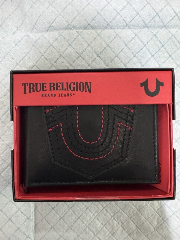 True Religion Ricky Leather RFID Bi-Fold Slim Traveler Wallet w/Gift box New