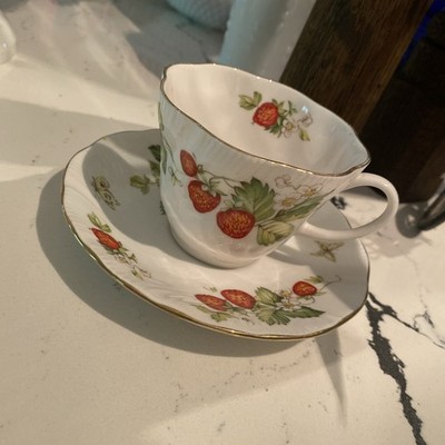 Queen s Virginia Strawberry Teacup & Saucer Bone China England one cup/saucer