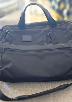 TUMI Black Computer/ Laptop Crossbody or Briefcase Bag with Pockets Pre-owned 