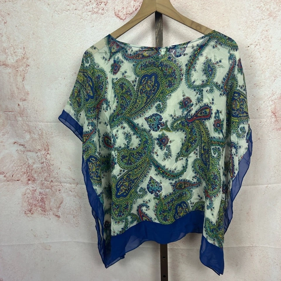 Blusa TALBOTS poncho de seda paisley tamanho P M boho resort artístico estampa de cachecol - Imagem 4 de 4